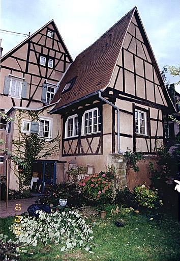 Vue depuis la cour, de la maison et de l'annexe.