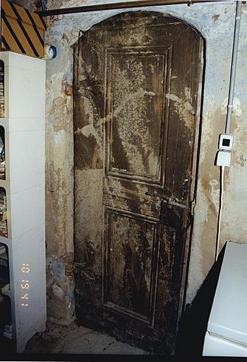 Vue de la porte de la première pièce côté Lauter, vers le vestibule, avec pentures anciennes.