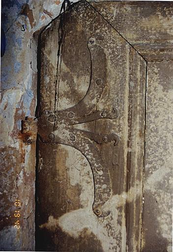 Vue de la porte de la première pièce côté Lauter, vers le vestibule. Vue d'une penture ancienne.