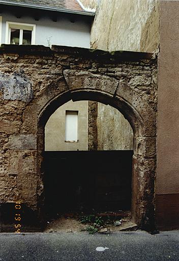 Elément d'architecture (Y), rue des Bouchers, à côté du numéro 2, porte datée 1530.