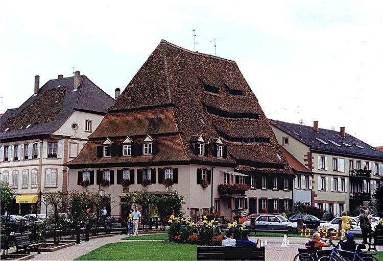 Vue d'ensemble depuis le nord-ouest (montrant la maison du sel et la maison dite ambulance, correspondant à l'agrandissement de 1510).