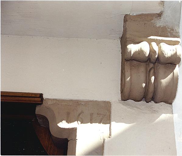 Maison 18, rue Neuve, détail de la date 1617 et d'un corbeau sculpté.