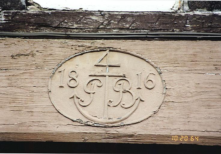 Maison 4, rue des Juifs, détail de la porte : date 1816 et emblème de marchand.
