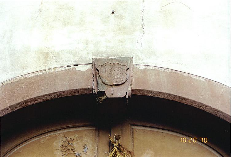 Maison, 14, rue des Juifs, détail de la clé de cintre avec millésime (1733 ?) partiellement effacé.