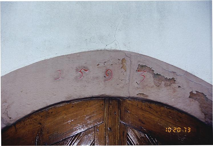 Maison 32, rue des Juifs, détail du millésime 1593 sur une porte.