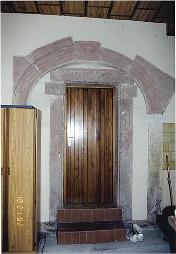 Maison, 14, rue de la Laine, porte avec écu et date 1733 ou 1735 partiellement cachés par le crépi.
