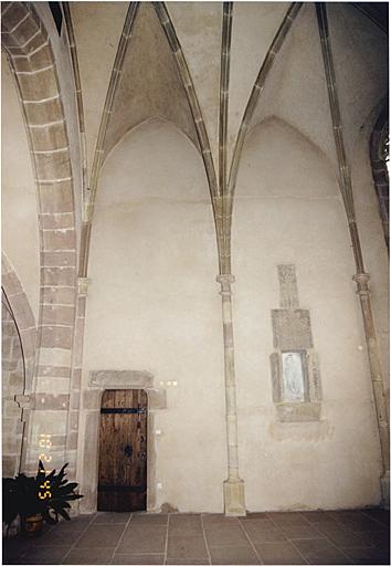 Choeur, mur nord avec porte vers la sacristie et ancienne armoire eucharistique.