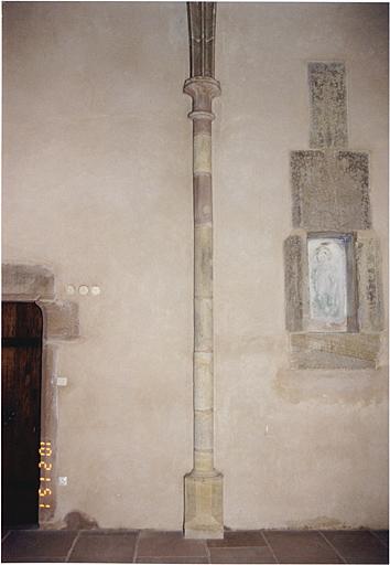 Choeur, détail du mur nord avec porte vers la sacristie, ancienne armoire eucharistique et colonnette recevant une nervure de la voûte.