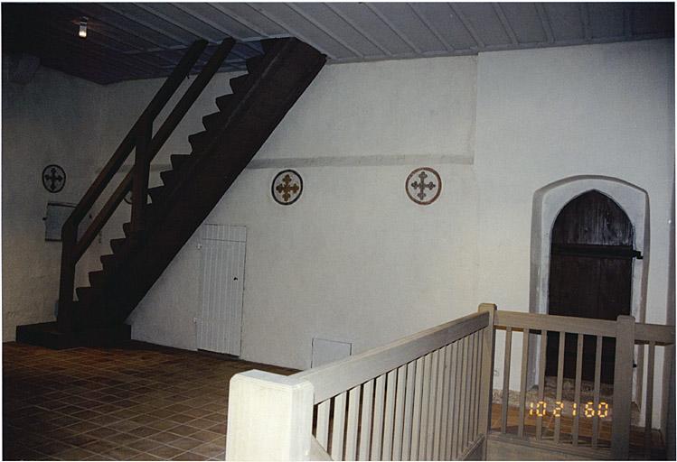 Etage de la sacristie, mur ouest (au revers de la tour). Porte en arc brisé vers l'ancienne salle des archives.