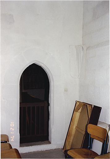 Ancienne salle des archives accolée à la tour et à la sacristie vers laquelle donne la porte. Dans l'angle vestige de l'ancienne voûte qui était datée de 1520.