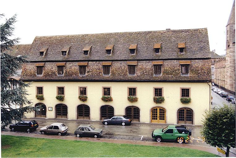 Vue d'ensemble de l'élévation est, depuis la maison du sel.