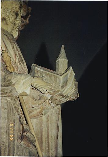 Détail de la statue de Dagobert avec maquette de l'église.