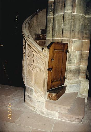 Vue du départ de l'escalier.