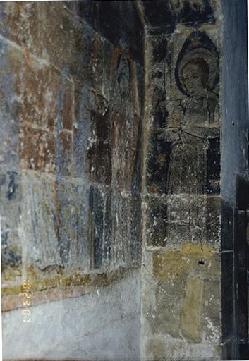 Enfeu dans le mur est du bras sud du transept. Détail de l'enfeu et de l'ébrasement côté droit, vers le sud, avec ange céroféraire.