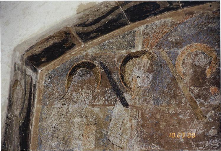 Enfeu dans le mur est du bras sud du transept. Détail des trois premières silhouettes.