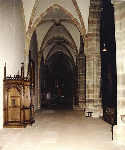 Bas-côté nord vers l'est. Au fond la chapelle du Saint-Sauveur (actuelle chapelle Saint-Joseph).