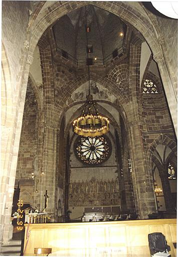 Croisée et bras sud du transept depuis le bras nord.