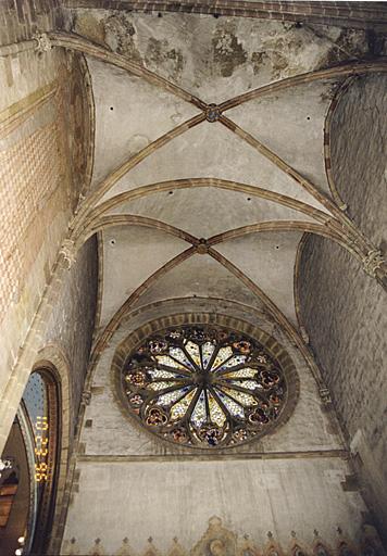 Bras sud du transept, vue de la voûte et de la rose.