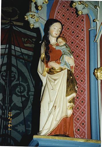 Statue de la Vierge à l'Enfant sur l'autel du Saint-Sacrement.