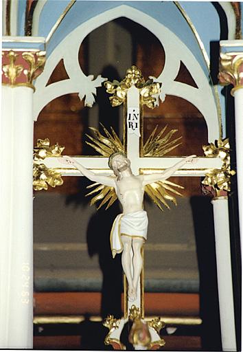 Croix sur l'autel du Saint-Sacrement.