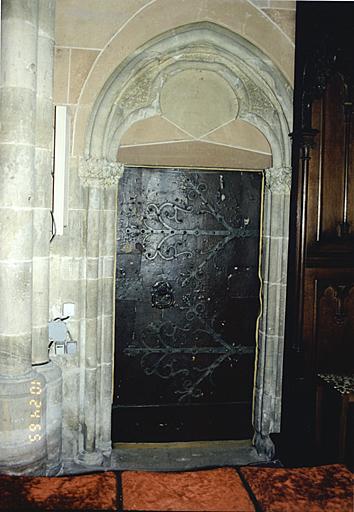 Choeur. Porte nord vers la tourelle d'escalier donnant accès à la tour de croisée.