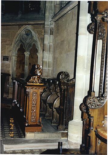 Groupe de 5 stalles, côté sud du choeur, et prie-Dieu néo-gothique, moderne.