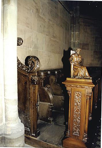 Groupe de 5 stalles gothiques et prie-Dieu néo-gothique, avec statuette de saint Paul (moderne), côté nord du choeur.