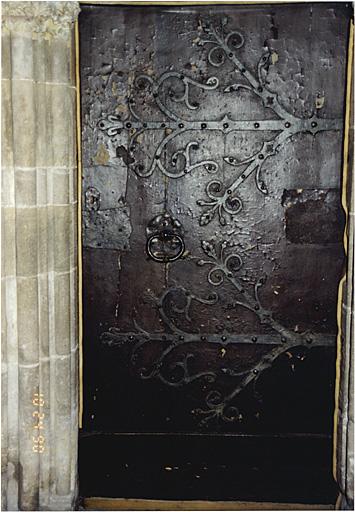 Porte nord du choeur, vers l'escalier d'accès à la tour de croisée. Vue du vantail.