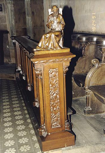 Vue du prie-Dieu néo-gothique avec statuette de saint Pierre (moderne) et stalles gothiques, côté sud du choeur.