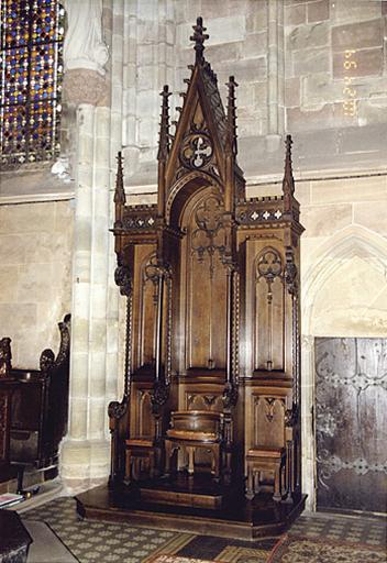 Meuble de la religion catholique : siège de célébrant et tabourets d'acolytes.