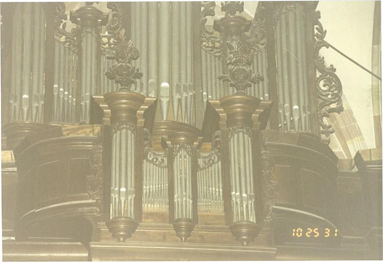 Vue partielle du grand orgue et vue du positif.