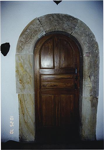 Corps de logis. Porte Renaissance dans le vestibule.