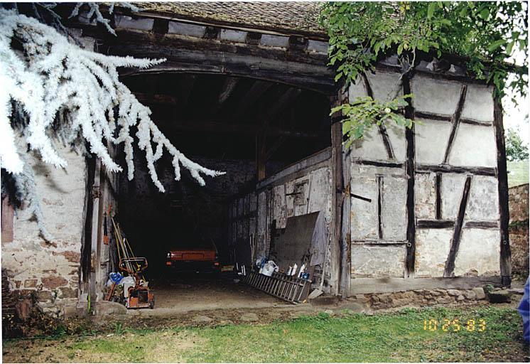 Vue partielle de la grange depuis le sud.