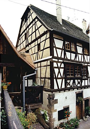 Maison 22, vue partielle des élévations sur cour.