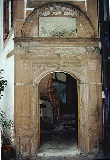 Maison 22. Elévation nord sur cour. Vue de la porte de la tourelle.