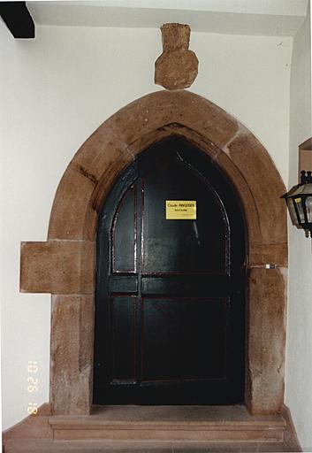 Elévation est. Porte d'entrée vers le vestibule et l'escalier avec haut-relief coupé et abîmé.