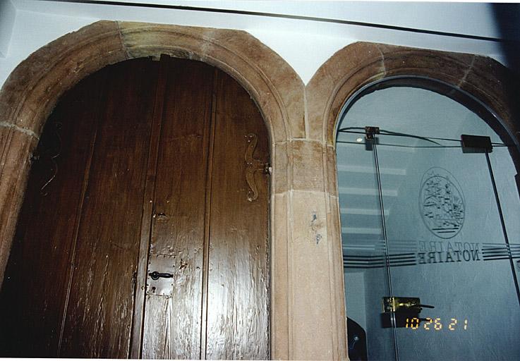 Arcades de la cage d'escalier au 1er étage, vues depuis l'ancienne coursière, vers le rez-de-chaussée et vers le grenier.