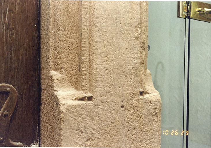 Détail du montant entre 2 arcades de la cage d'escalier au 1er étage, vu depuis l'ancienne coursière.