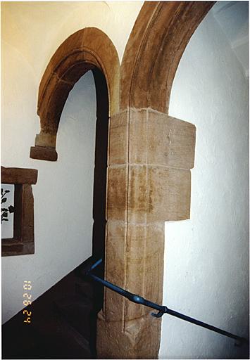 Cage d'escalier avec arcades entre 2 volées droites.
