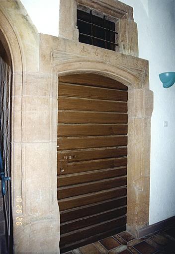Porte datée 1623 dans le vestibule.
