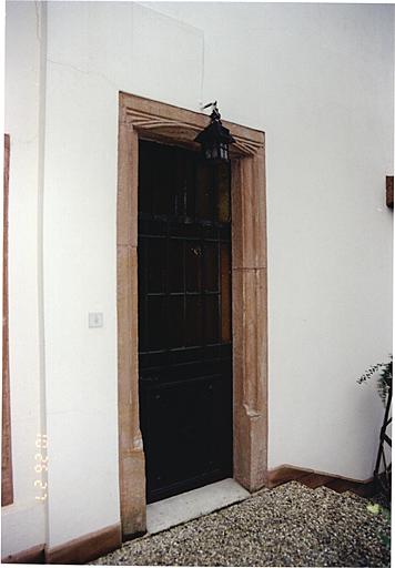 Elévation nord. Porte datée 1623.
