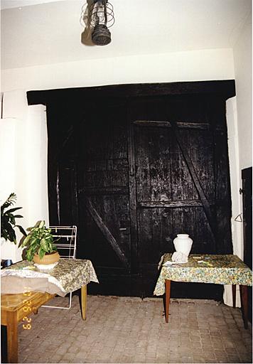 Porte charretière fermant la cour vers le sud, vue côté cour.