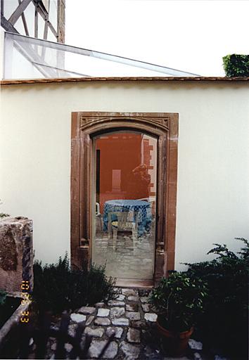 Porte datée 1605, située dans un mur au sud de l'ancienne dépendance, vestige d'un bâtiment détruit.
