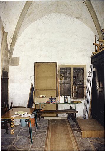 Ancienne sacristie, vue vers le sud, à gauche porte vers la tourelle d'escalier.