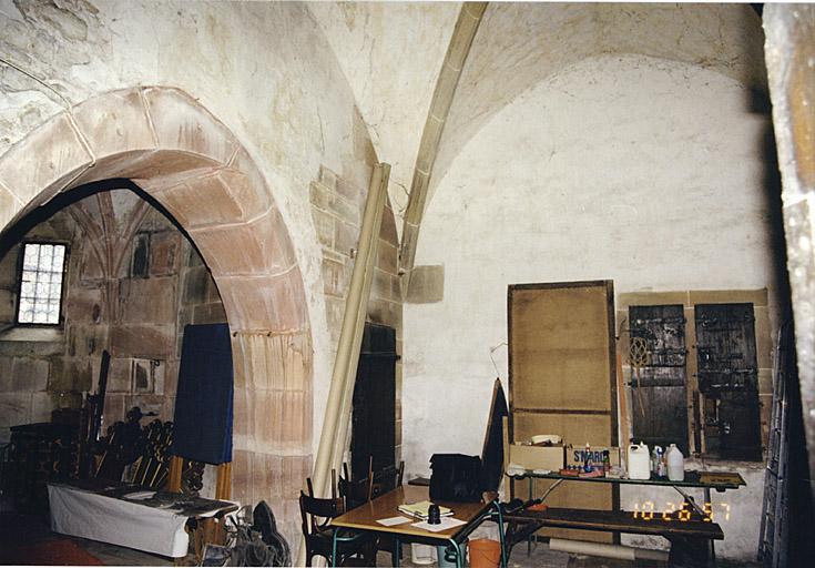 Ancienne sacristie avec porte vers la tourelle d'escalier et chapelle Saint-Willibrord. Vue vers le sud.