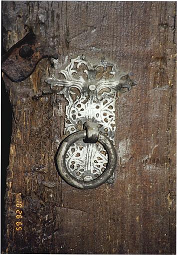 Placard situé dans l'ancienne sacristie. Détail d'un battant.