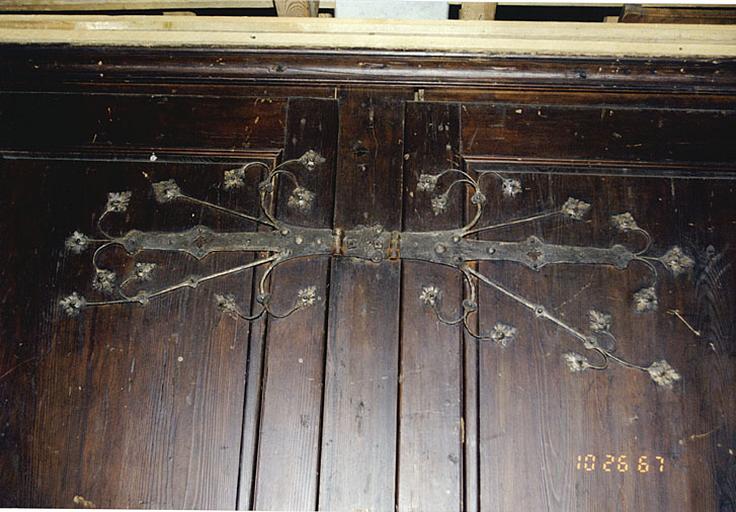 Armoire dans l'ancienne sacristie. Pentures supérieures des 2 battants centraux.