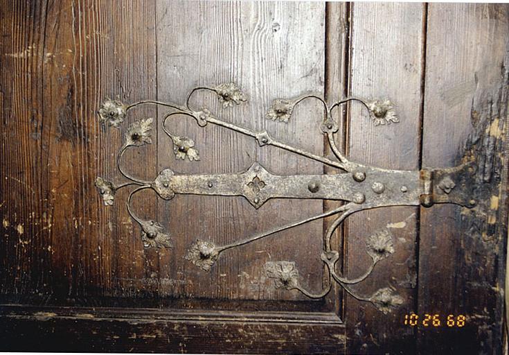 Armoire dans l'ancienne sacristie. Penture inférieure du 4e battant.