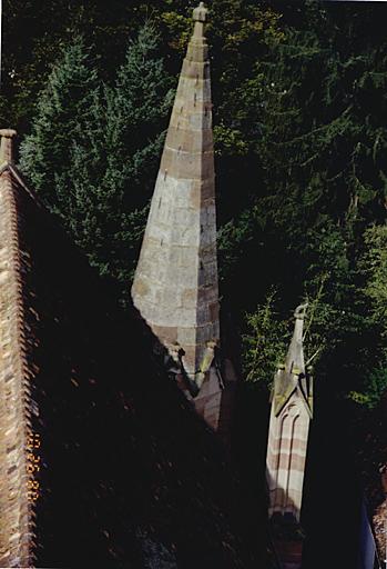 Partie supérieure de la tourelle d'escalier contre la façade occidentale de la nef, vue depuis la tour de croisée.