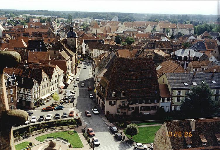 Vue partielle de la ville depuis la tour de croisée, rue du Marché-aux-Poissons vers la place de la République.